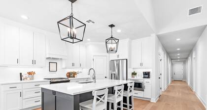 White Retreat on 5th - 3.5 Bathrooms!