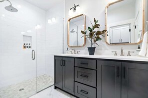 Dusche, Haartrockner, Shampoo