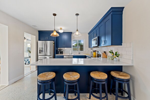 Frigorífico, microondas, horno y placa de cocina