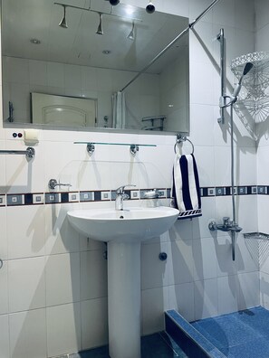 Shower, hair dryer, bathrobes, towels - Bright & Modern 4BD apartment in Yerevan center
 (Yerevan)