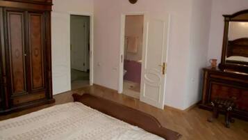 4 chambres, bureau, chambres insonorisées, fer et planche à repasser