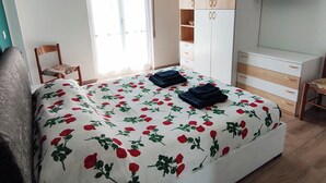 A bedroom with a bed, a wardrobe, a television, and a window. - Renesmee Beach Apartment a 150 Metri Dalla Spiaggia, con Posto Auto Gratuito (Pietra Ligure)