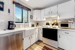 Kylskåp, mikrovågsugn, ugn och spishäll