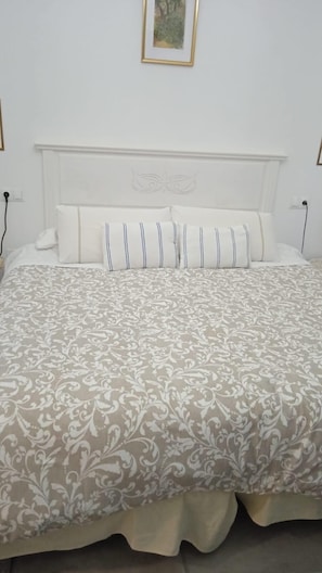 Comfort Double or Twin Room | Individually decorated, individually furnished, laptop workspace - Elnidodelchorro  (Álora)