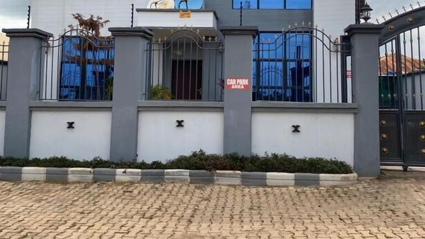 Un edificio moderno con un letrero que dice "TRINICA SUITE".