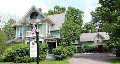 A cozy 2nd Floor King B&B Room in Downtown Shelburne - Delicious Breakfasts! FLE