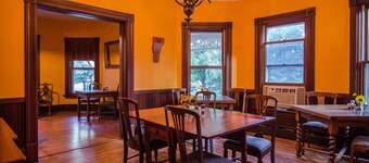 A cozy 2nd Floor King B&B Room in Downtown Shelburne - Delicious Breakfasts! FLE