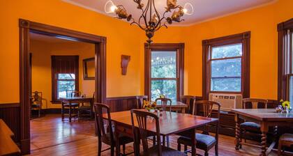 A cozy 2nd Floor King B&B Room in Downtown Shelburne - Delicious Breakfasts! FLE