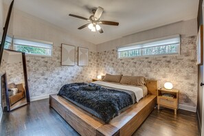 2 habitaciones, escritorio, tabla de planchar con plancha y internet 
