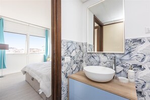 Shower, hair dryer, bidet, towels - Laterano View apartment (Rome)