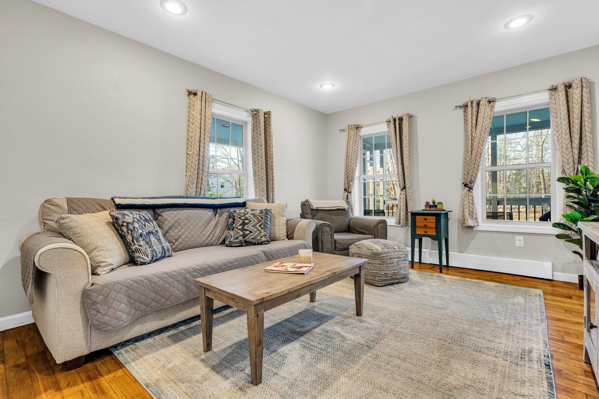 Smart-tv, een open haard en boeken