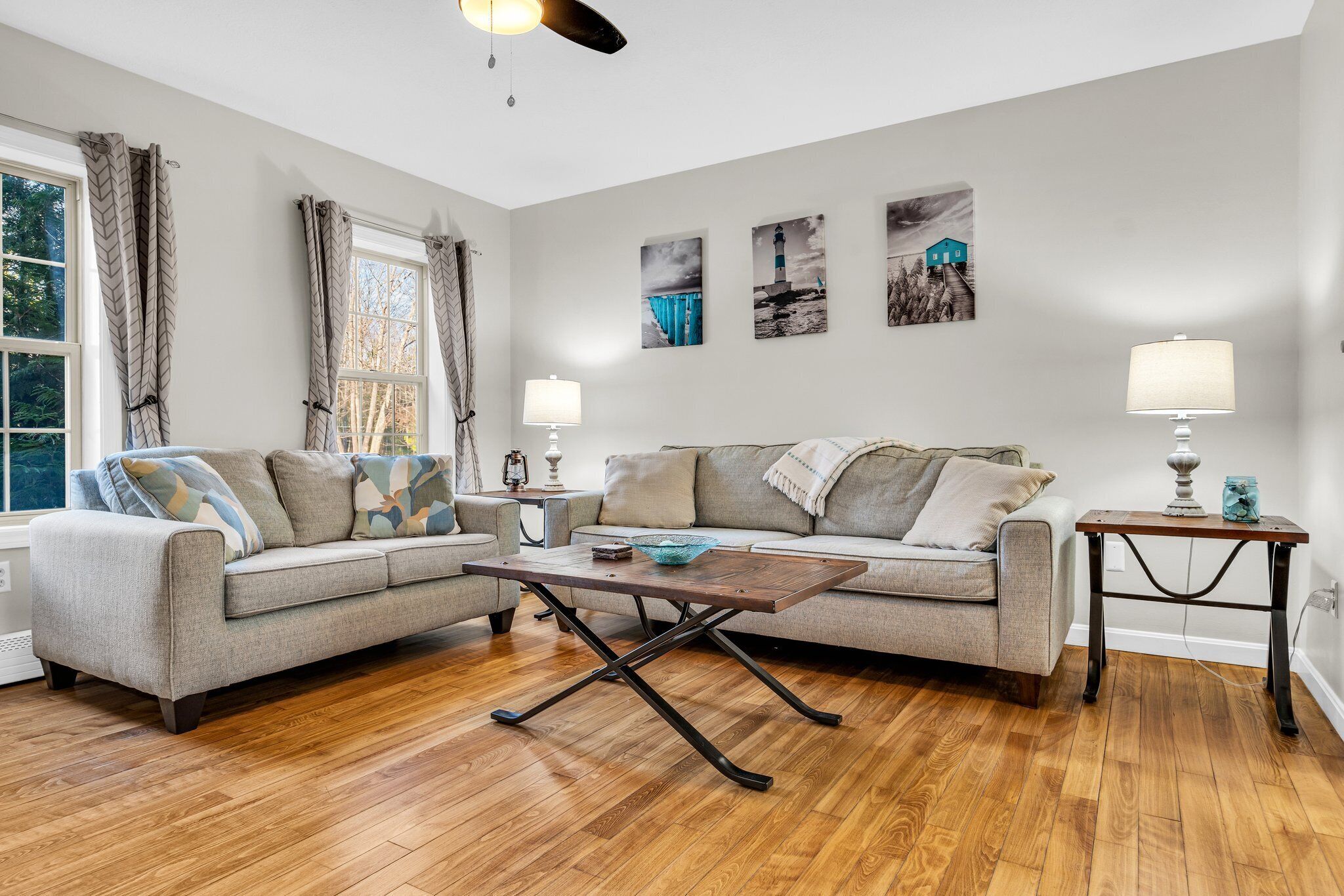 Smart-tv, een open haard en boeken