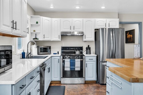 Spacious Home Close to Beaches! 3BR, Dog & Family Friendly, 30 Mins to Portland