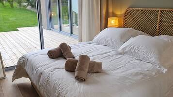 5 habitaciones, tabla de planchar con plancha y cuna de viaje