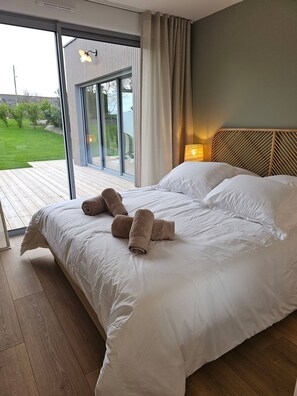 5 dormitoris, planxa i posts de planxar i un bressol de viatge