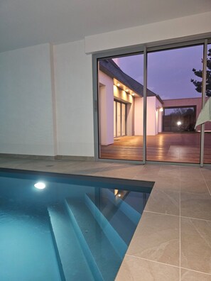 Una piscina cubierta, una piscina climatizada