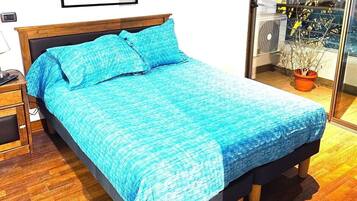 1 habitación, escritorio y cortinas blackout