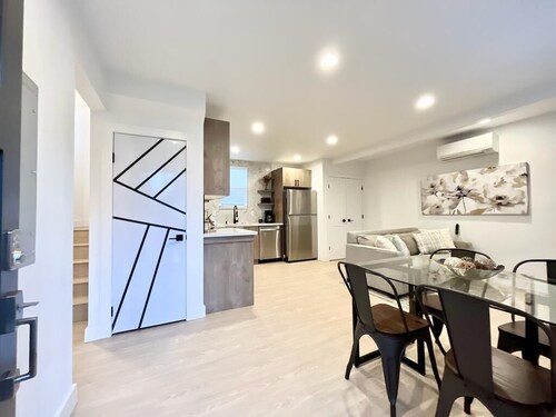 Charming 3BD Cottage with Garage, AC, Fast Wi-Fi