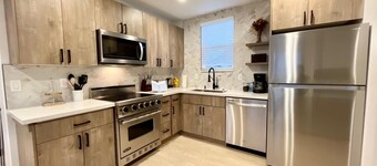 Charming 3BD Cottage with Garage, AC, Fast Wi-Fi