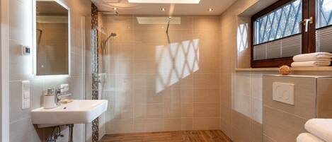 Chuveiro, secador de cabelo, toalhas de banho