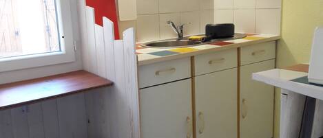 Micro-ondes, four, cafetière/bouilloire, bouilloire électrique