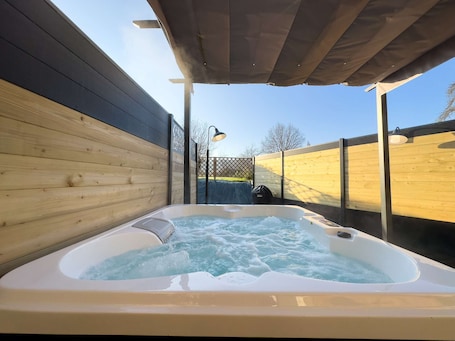 Outdoor spa tub. Brittany Group - 12/15 people - private Nordic bath and spa