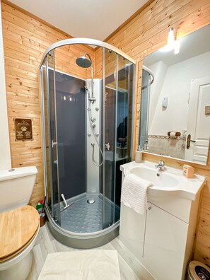 Dusche, Haartrockner, Handtücher