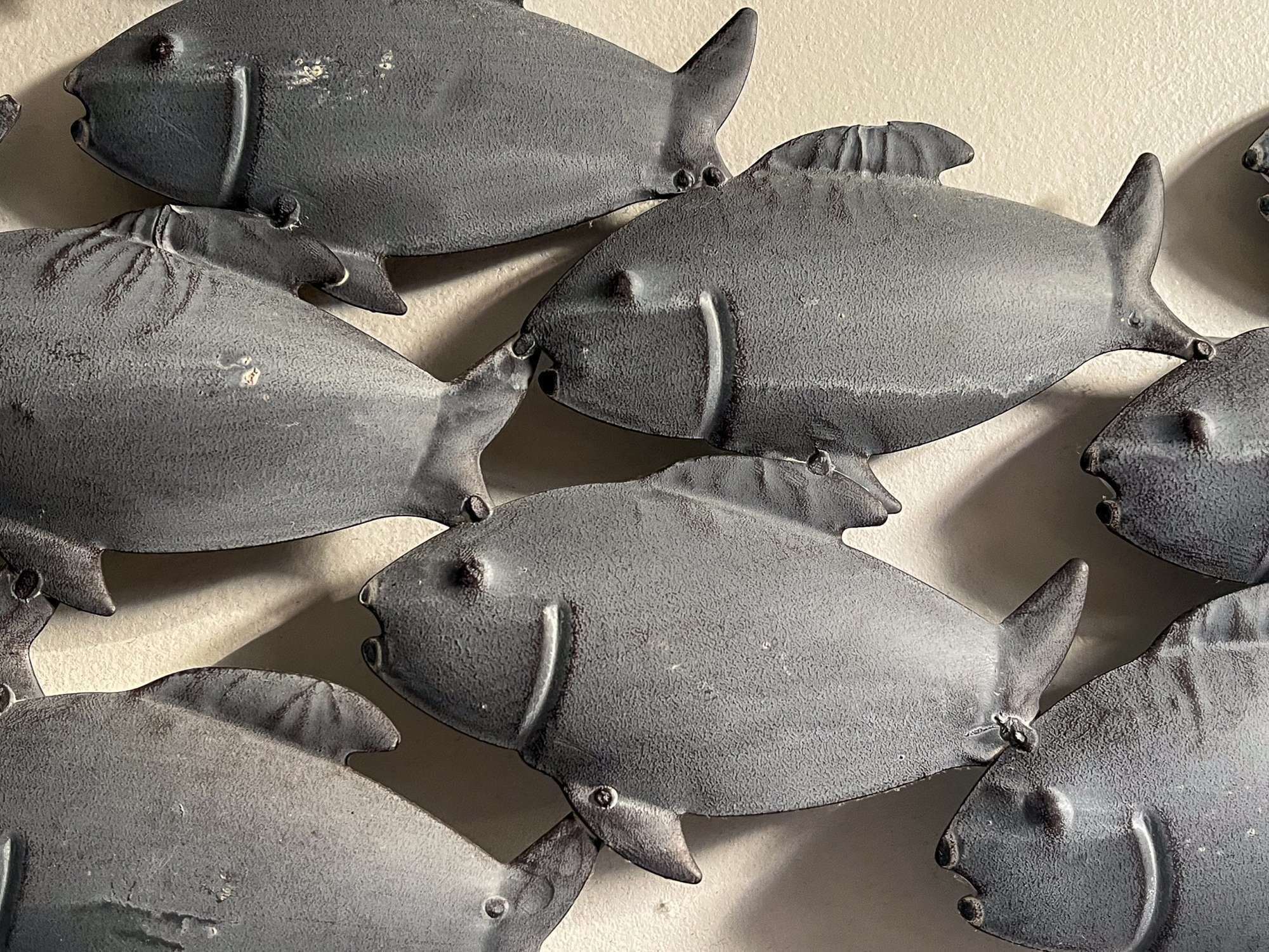 En gruppe fiskelignende genstande med en struktureret overflade, arrangeret tæt sammen.