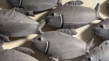 En gruppe fiskelignende genstande med en struktureret overflade, arrangeret tæt sammen.
