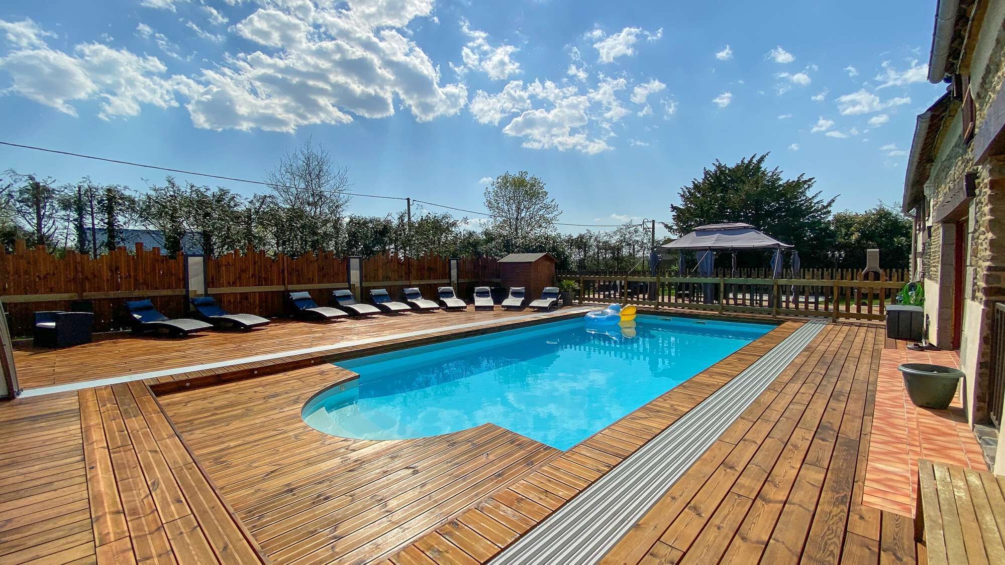 Una piscina cubierta, una piscina climatizada