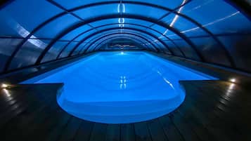 Piscina coperta, una piscina riscaldata