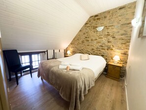 3 bedrooms, iron/ironing board, travel cot, WiFi