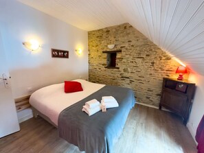 3 bedrooms, iron/ironing board, travel crib, WiFi