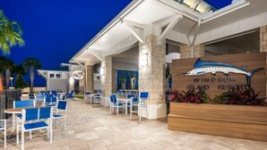Un espace extérieur aménagé avec des tables et des chaises, situé au Windsor Island Resort.