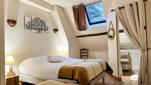 Un dormitorio con cama, ventana, radiador y espejo.