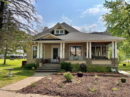 Colorful getaway in friendly Driftless village