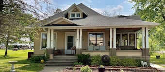 Colorful getaway in friendly Driftless village