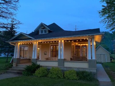 Colorful getaway in friendly Driftless village