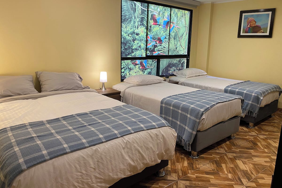 スタンダード 4 人部屋 男女共用ドミトリー 専用バスルーム コートヤードビュー | 客室ごとに異なるインテリア、ノートパソコン用作業スペース、遮光カーテン、防音設備