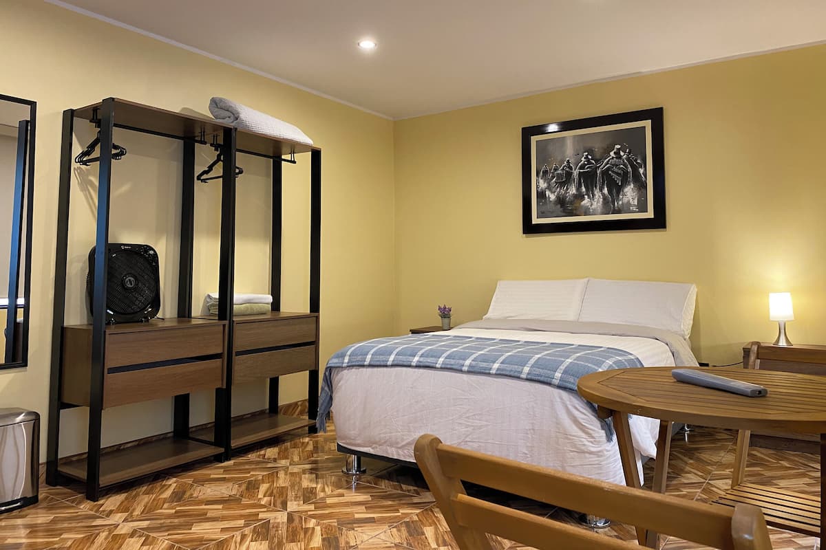 コンフォート ダブルルーム ダブルベッド 1 台 専用バスルーム コートヤードビュー | 客室ごとに異なるインテリア、ノートパソコン用作業スペース、遮光カーテン、防音設備