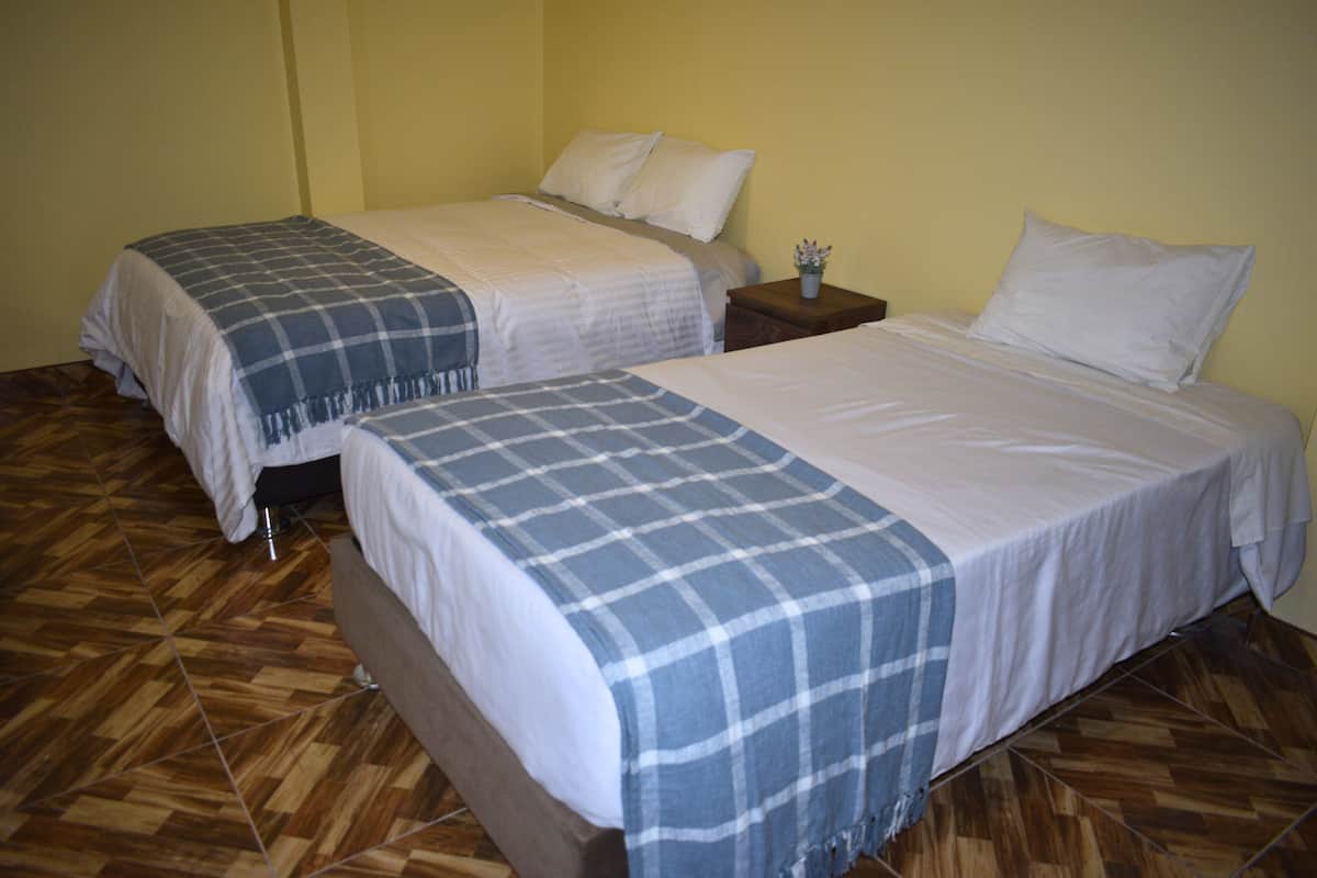 Comfort fyrbäddsrum - sovsal (män och kvinnor) - icke-rökare - privat badrum | Unika möbler, arbetsyta för laptop och mörkläggningsgardiner