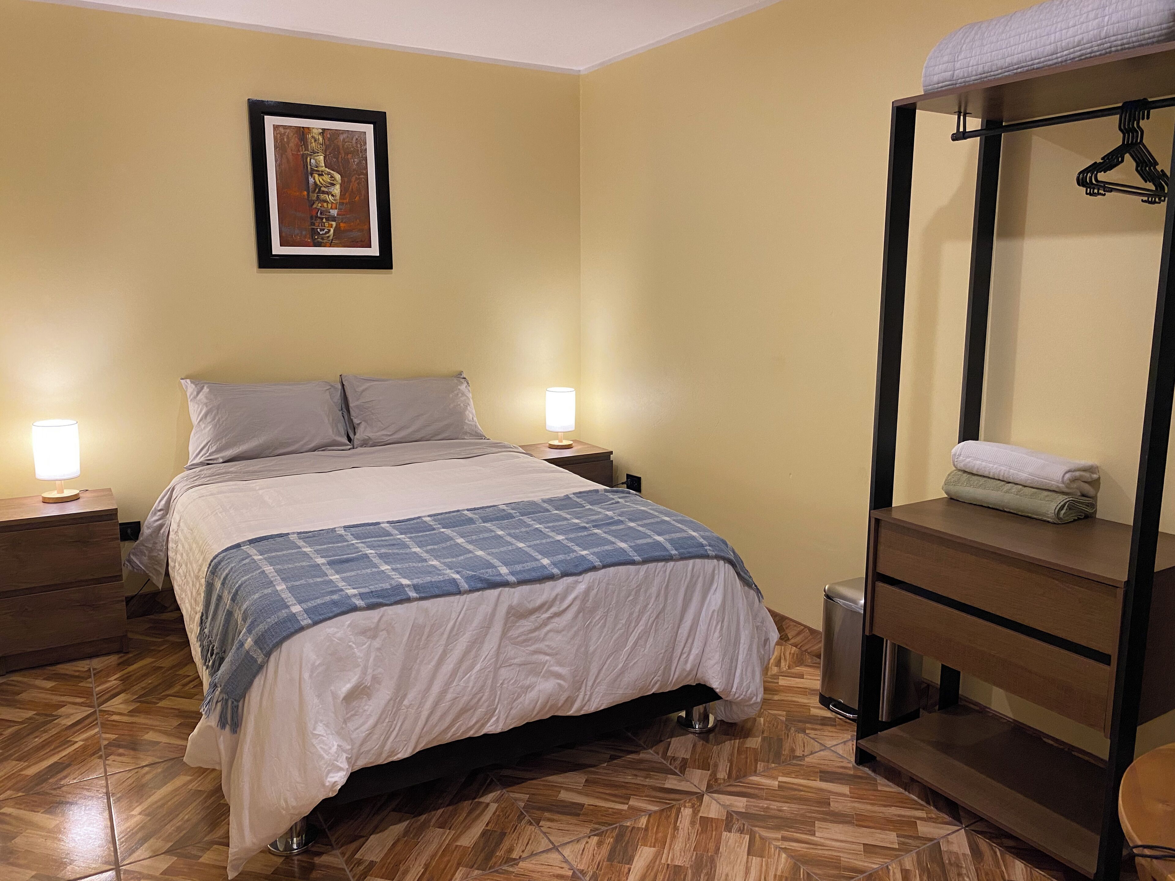 コンフォート ダブルルーム ダブルベッド 1 台 専用バスルーム | 客室ごとに異なるインテリア、ノートパソコン用作業スペース、遮光カーテン、防音設備