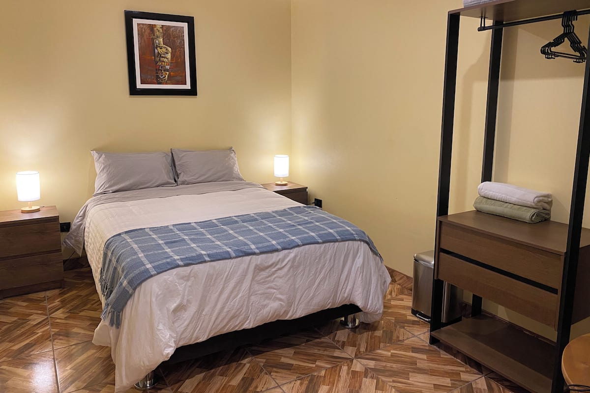 コンフォート ダブルルーム ダブルベッド 1 台 専用バスルーム | 客室ごとに異なるインテリア、ノートパソコン用作業スペース、遮光カーテン、防音設備