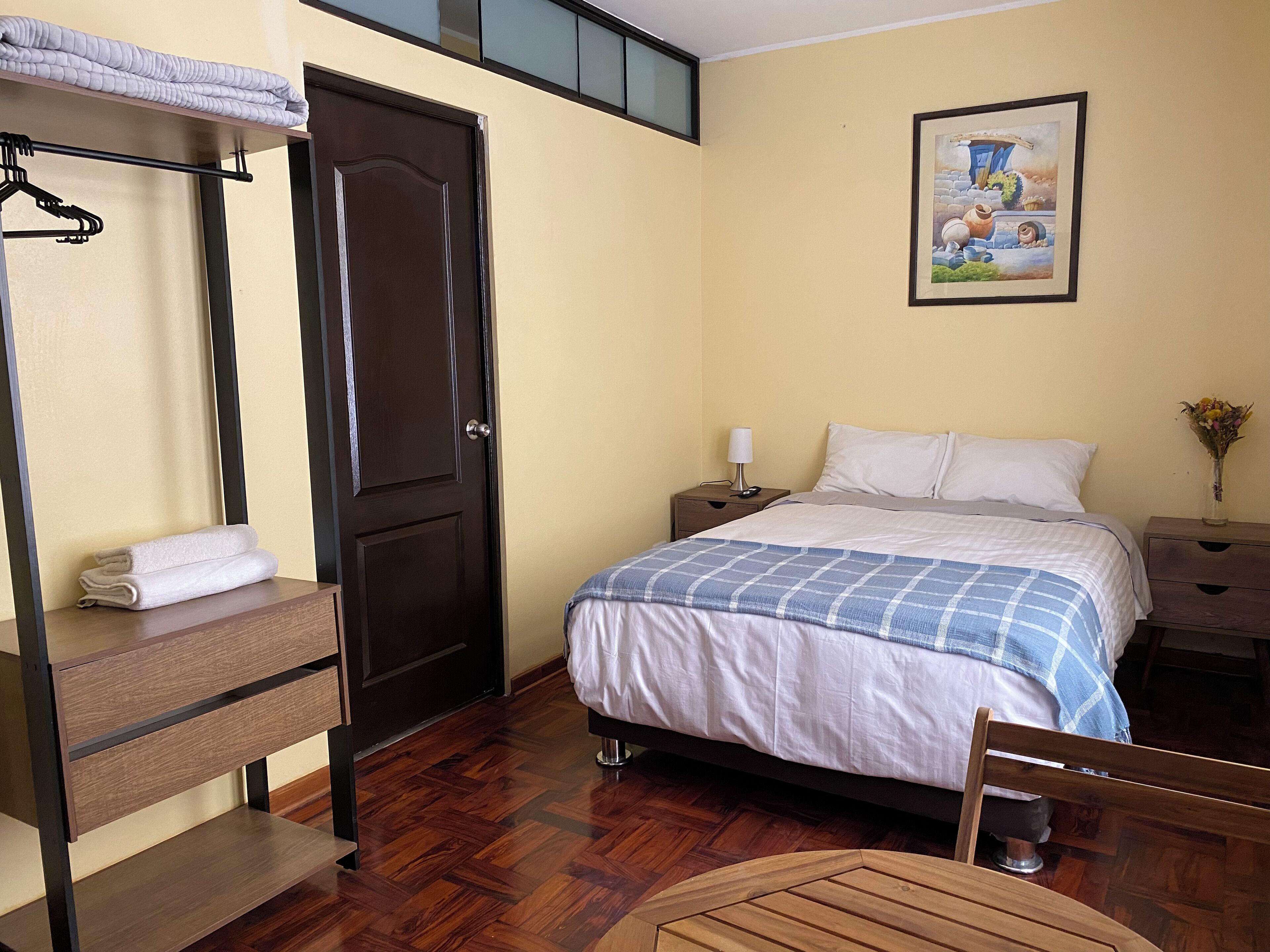 ベーシック ダブルルーム ダブルベッド 1 台 専用バスルーム コートヤードビュー | 客室ごとに異なるインテリア、ノートパソコン用作業スペース、遮光カーテン、防音設備