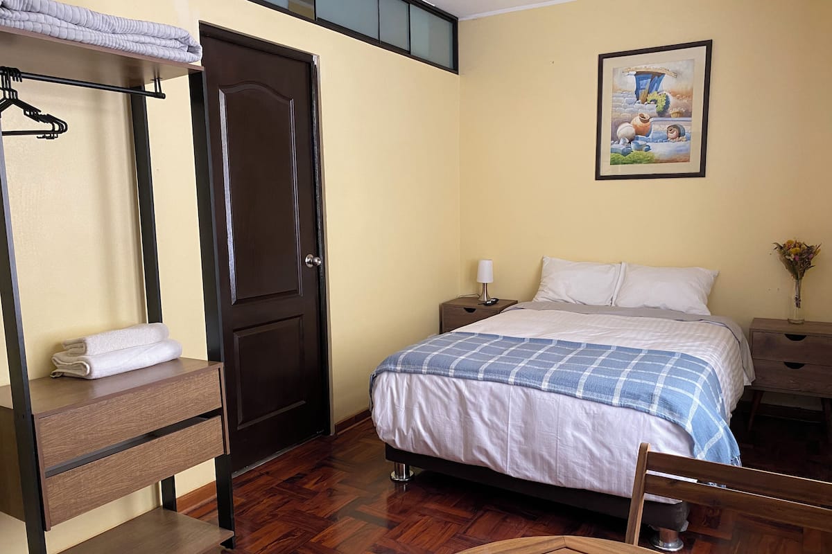 ベーシック ダブルルーム ダブルベッド 1 台 専用バスルーム コートヤードビュー | 客室ごとに異なるインテリア、ノートパソコン用作業スペース、遮光カーテン、防音設備