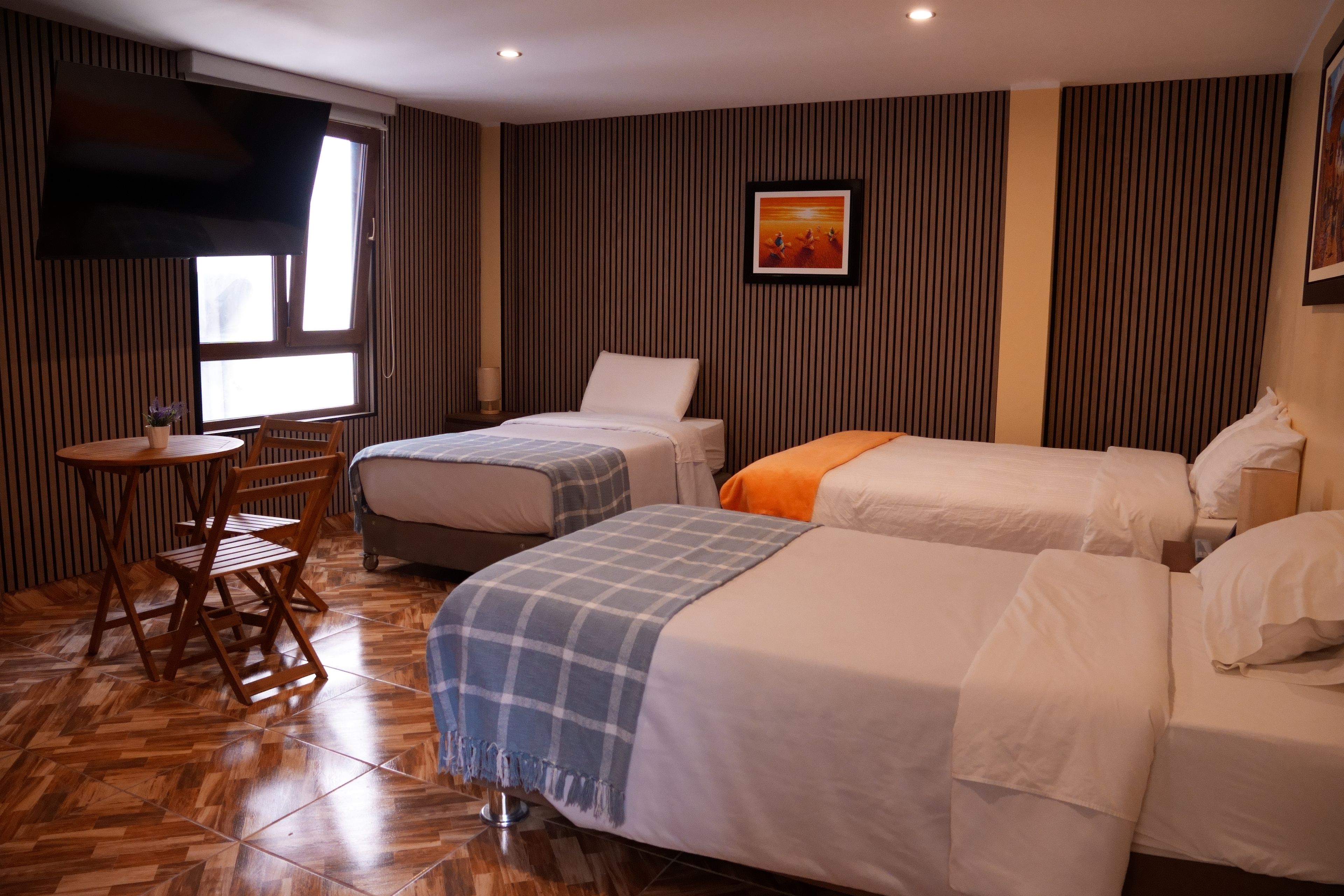 Habitación cuádruple clásica, no fumadores, vistas al patio | Escritorio, espacio para trabajar con un portátil, cortinas opacas