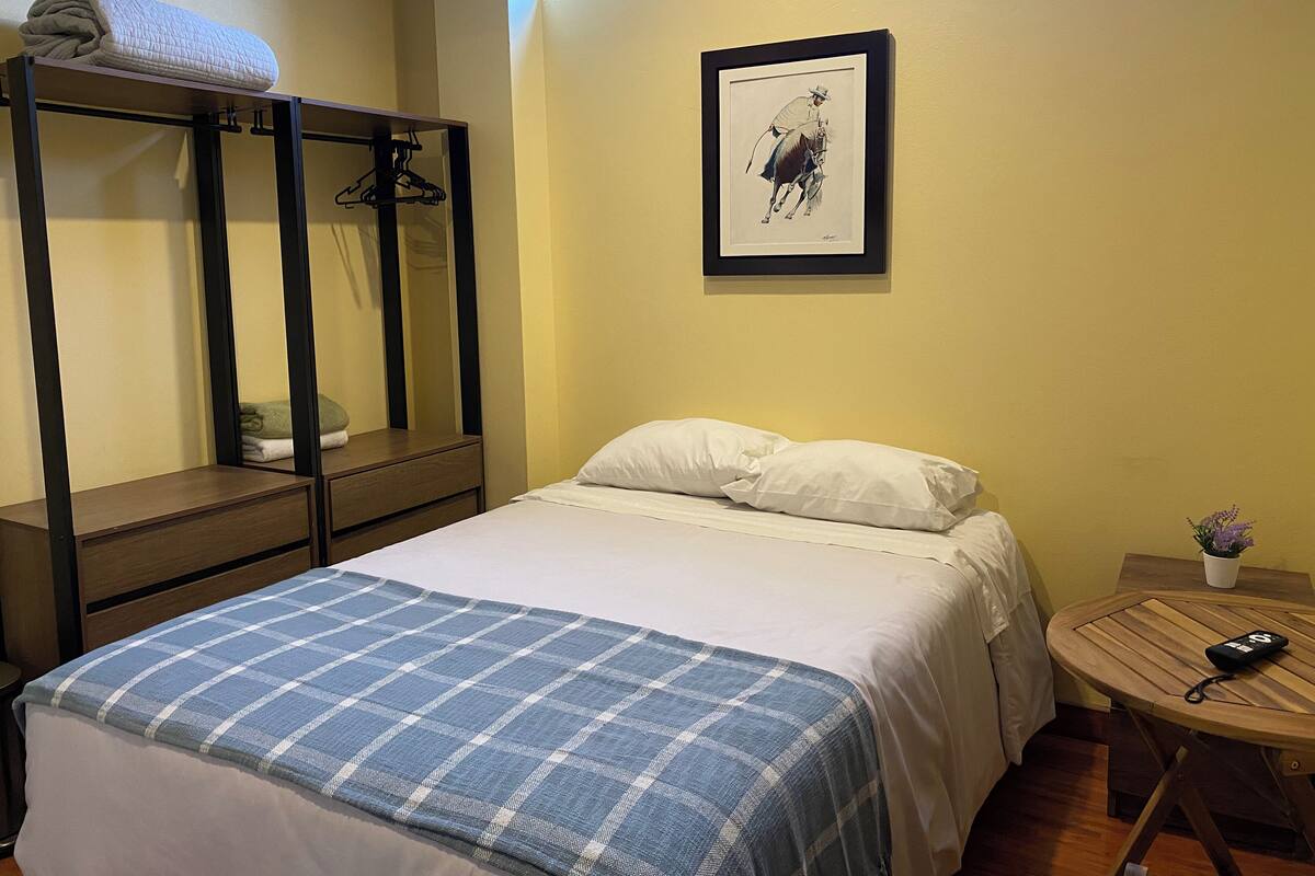 シティ ダブルルーム ダブルベッド 1 台 専用バスルーム | 客室ごとに異なるインテリア、ノートパソコン用作業スペース、遮光カーテン、防音設備