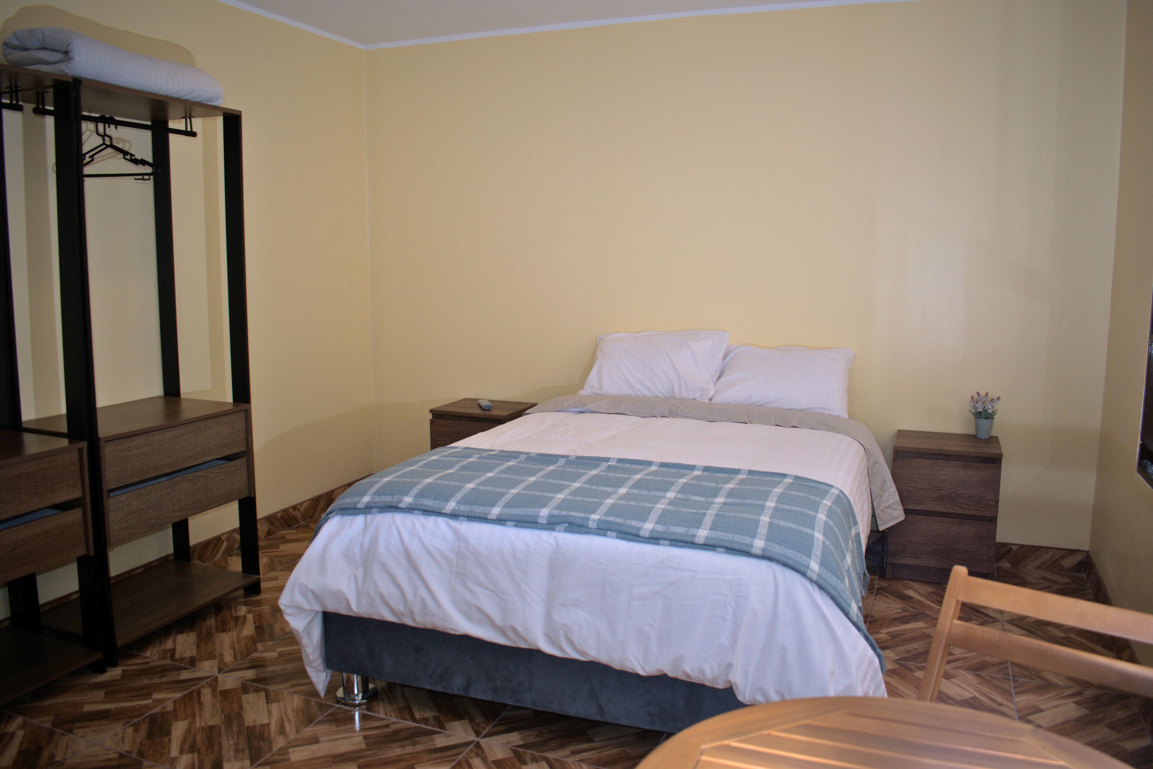 Muebles diferentes y espacio para trabajar con laptop 