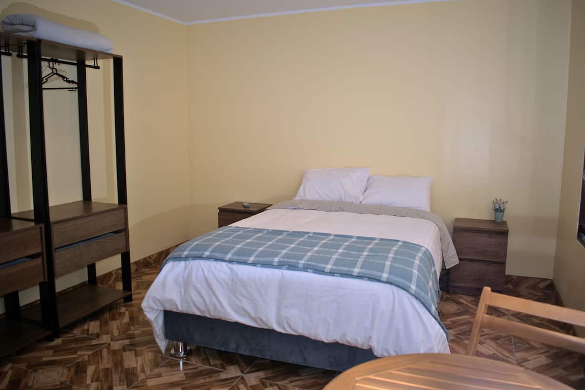 Comfort dubbelrum - 1 dubbelsäng - privat badrum - utsikt mot innergården | Unika möbler, arbetsyta för laptop och mörkläggningsgardiner