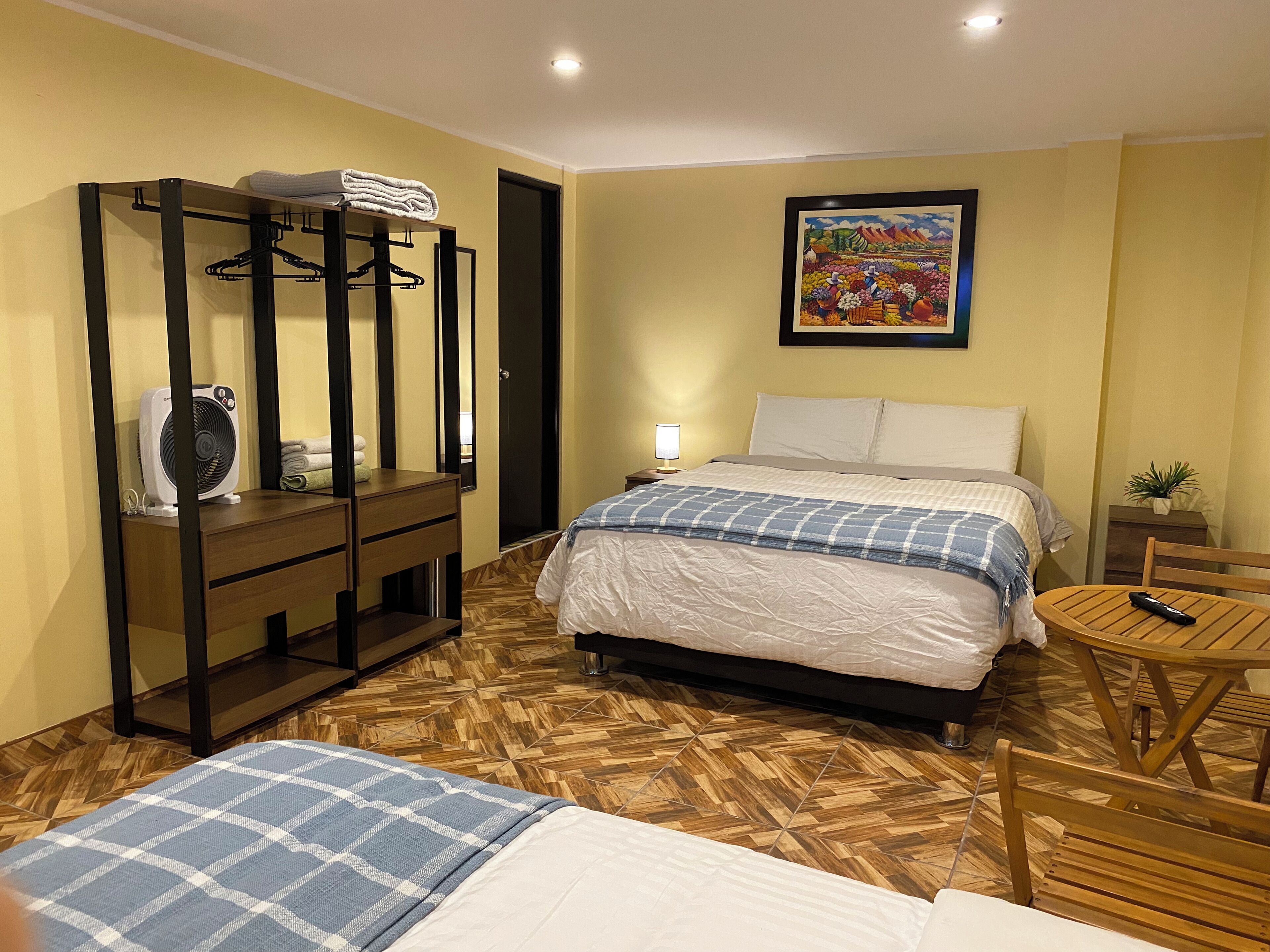 デラックス トリプルルーム 男女共用ドミトリー 禁煙 専用バスルーム | 客室ごとに異なるインテリア、ノートパソコン用作業スペース、遮光カーテン、防音設備